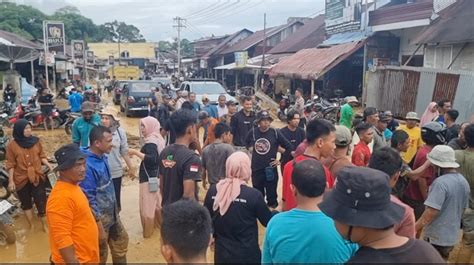 Komunitas Wisata Tuantapa Gotong Royong Bantu Korban Banjir Bandang