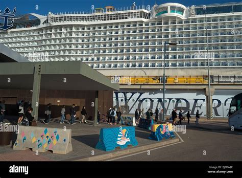 Les Passagers Sont Vus Marcher Devant Le Bateau De Croisi Re Wonder