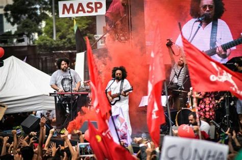 En Las Calles De Brasil Se Defiende La Democracia