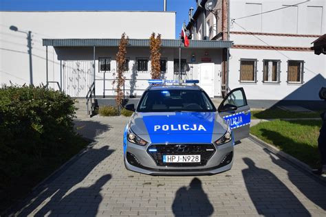 Nowy radiowóz dla policjantów z Posterunku Policji w Tułowicach Urząd