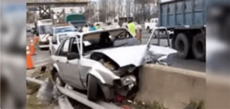 Un Auto Qued Destrozado Tras Impactante Choque En La Autopista Buenos