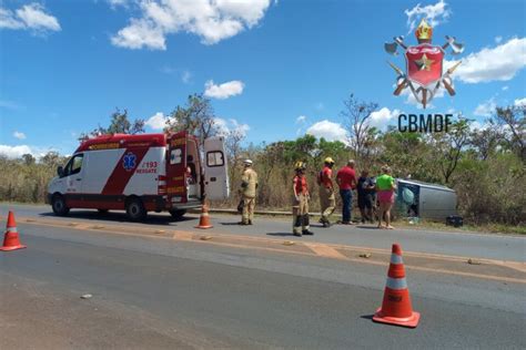 Mulher fica ferida após capotar veículo que dirigia em Sobradinho