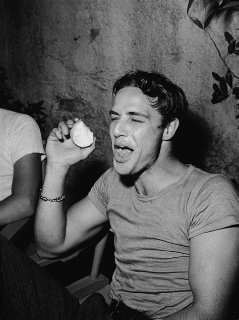 21 Awesome Vintage Photos Of Celebrities Eating Marlon Brando Hollywood Photo Marlon