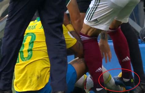 Brasile Neymar Si Rotola Per Terra E Urla Dopo Il Pestone