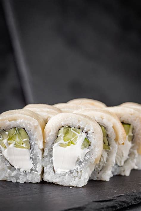 Apetitoso Rollo De Sushi Con Pepino Filadelphia Y Embutido En Un Plato