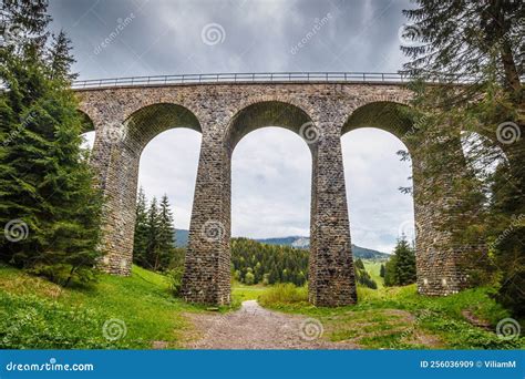 El Puente Ferroviario De Piedra Del Viaducto Chmaros Cerca Del Telgart