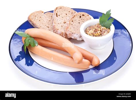 Ger Ucherte Wiener W Rstchen Mit Tomaten Garnitur Auf Einem Blauen