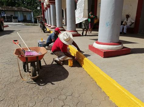 Trabajos De Pinta De Banquetas Y Guarniciones En El Municipio