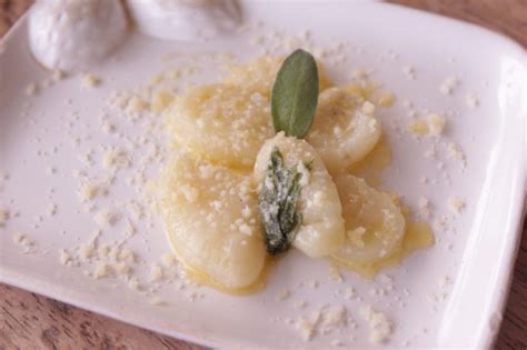 Gnocchi de batata molho de sálvia e manteiga Segredos da tia Emília