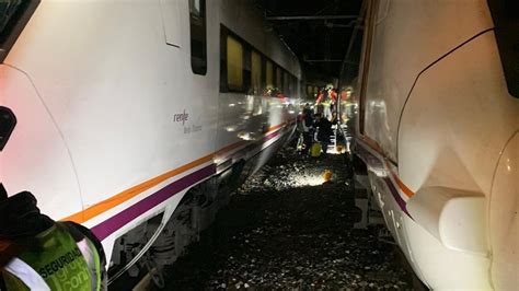 Más de 200 evacuados y varios heridos tras un choque de trenes en Álora