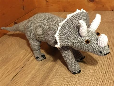 Handarbeiten Foto Häkelanleitung Sparset Dinosaurier Triceratops