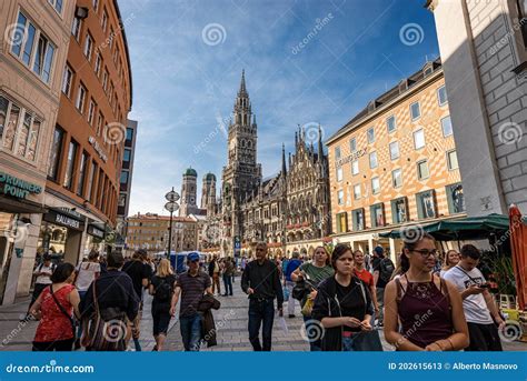 Marienplatz La Piazza Principale Di Monaco Germania Il Nuovo Municipio