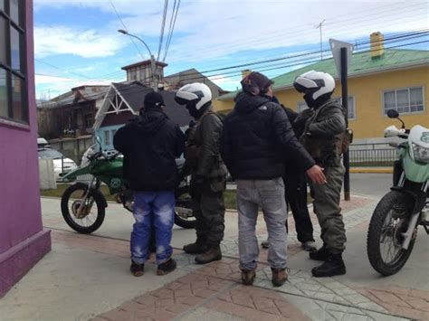 Carabineros Detuvo A Sujetos Que Causaban Desordenes ELPINGUINO