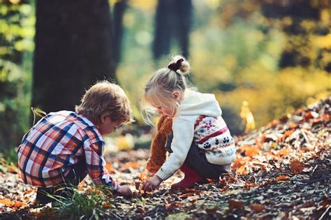 Kleine Jongen En Vriendinnen Hebben Plezier In De Frisse Lucht Kinderen