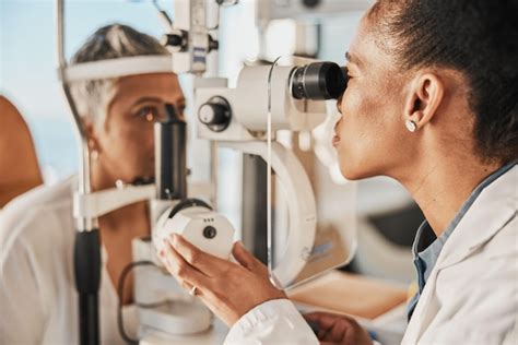 Oftalmología de optometría y examen ocular por optometrista con una