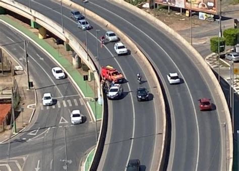 Bombeiros impedem homem de se jogar de viaduto em Cuiabá FOLHAMAX