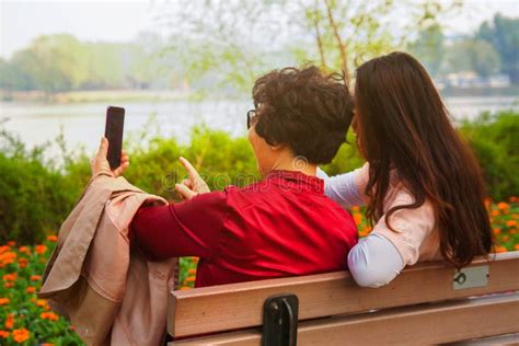 Fam Lia Tecnologia E Conceito Dos Povos Filha Feliz E M E Superior