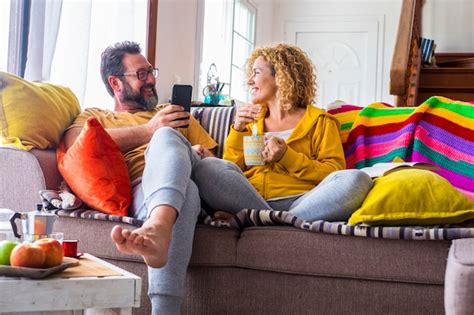 La Pareja Feliz Adulta Joven Disfruta De La Actividad De Ocio En El