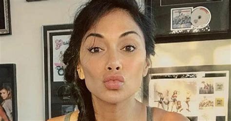 Nicole Scherzinger Flashes Bra In Completely Frontless Top So Hot