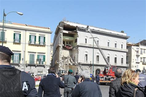 Crollo Alla Riviera Di Chiaia Per I Lavori Della Metro Condanne E