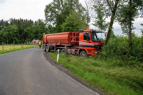 Autofahrer kollidiert mit Lastwagen auf Landstraße