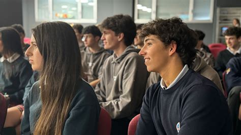 Los Alumnos De Bachillerato Visitan Las Aulas De Infantil Del