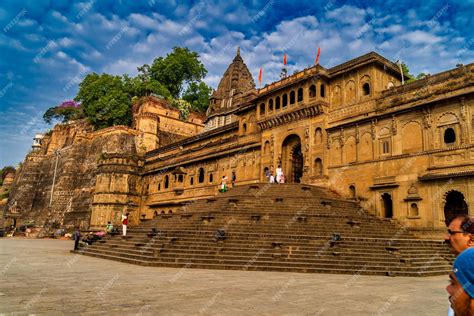 Premium Photo | Landscape view of huge maheshwar fort or ahilya fort ...