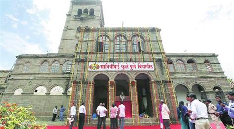 वाद प्रतिवाद याचा कधीही स्पर्श न झालेल्या सावित्रीबाई फुले Savitribai