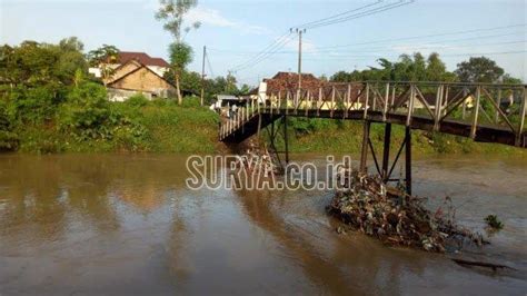 Tergerus Air Sungai Jembatan Penghubung Dua Dusun Di Jombang Ambruk