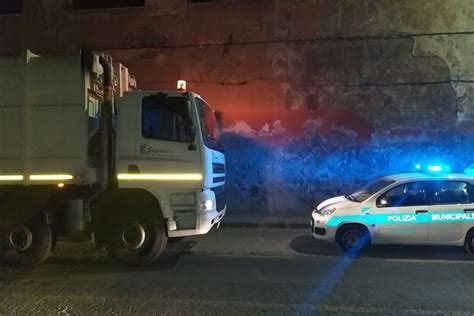 Pozzuoli Multati Camion Rifiuti Arrivati Da Ischia Fuori Orario E