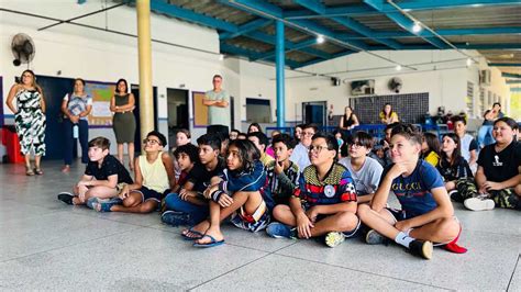 Alunos da Escola Municipal de Barequeçaba em São Sebastião aprendem