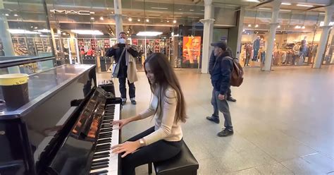 Boogie Woogie Queen Gives Rocking Improvised Performance On Public Piano