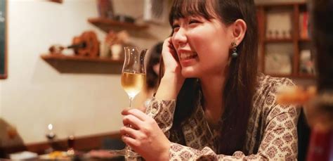 合コンで女性・男性からの脈ありサインとは？こっそりアピールする方法も紹介｜結婚相談所なら【ゼクシィ縁結びエージェント】