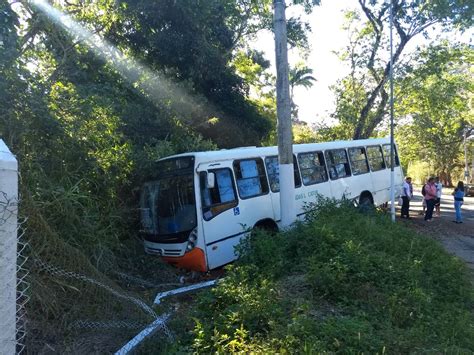 Ônibus sai da pista e vai parar em matagal em Paraíba do Sul RJ Sul