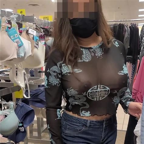 Magnifica Esposa Con Grandes Tetas Vistiendo Blusa Transparente En La