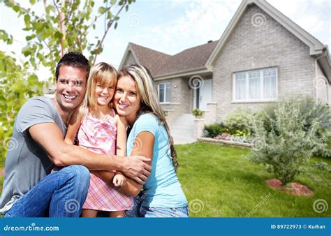 Familia Feliz Cerca De La Nueva Casa Imagen De Archivo Imagen De Ocasional Gente 89722973