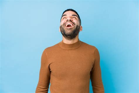 Jovem Latina Contra Uma Parede Azul Relaxado E Feliz Rindo Pesco O Esticado Mostrando Os
