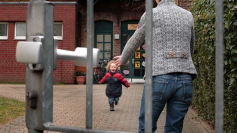 Eltern Droht Bu Geld Zu Sp Tes Abholen Von Kita Kindern Kann Teuer Werden