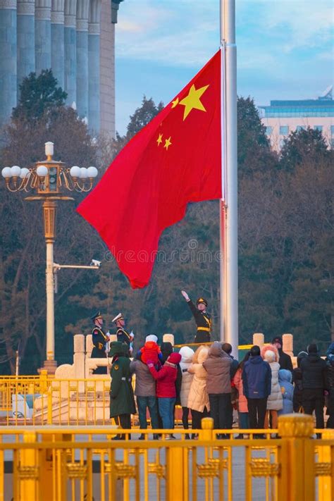 La Ceremonia De Aumento De Bandera En La Plaza De Tiananmen En China De