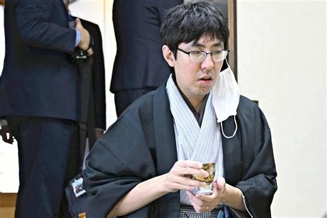 【竜王戦】広瀬章人八段が70手目封じ初日終了 藤井聡太竜王が仕掛ける展開、形勢ほぼ互角か 社会写真ニュース 日刊スポーツ