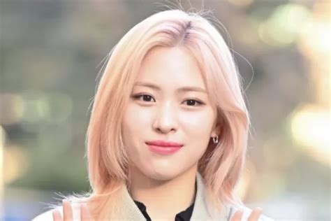 Ryujin Itzy Terlihat Punya Benjolan Besar Di Telinganya Hingga Buat