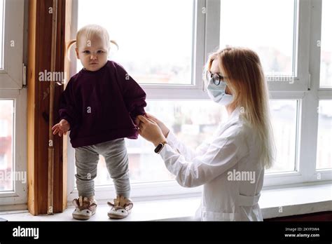 Petite Fille Blonde B B Debout Sur Le Rebord De La Fen Tre Pr S Des Enfants M Decin Portant L