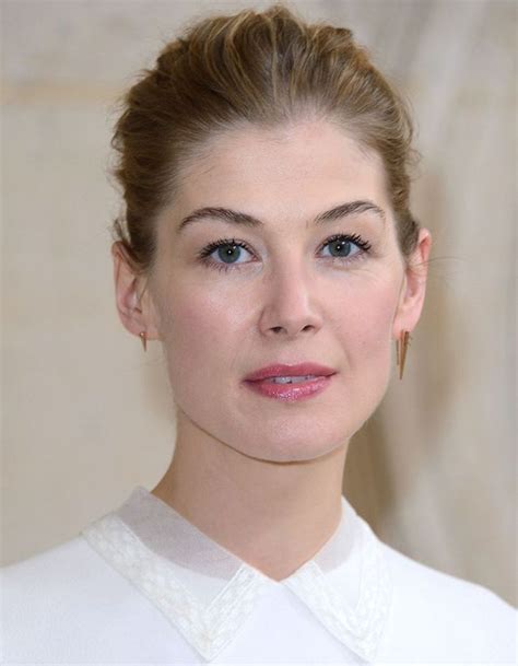 Rosamund Pike blonde 40 actrices blondes qui nous font rêver Elle