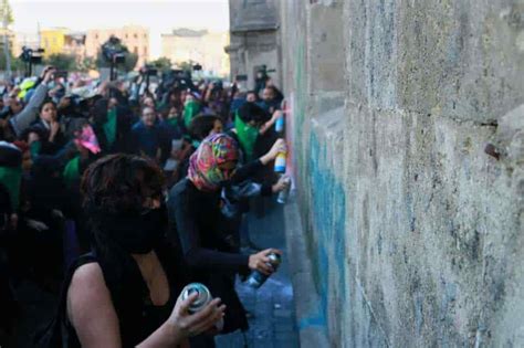 Feministas Protestan Con Pintas En Palacio Nacional