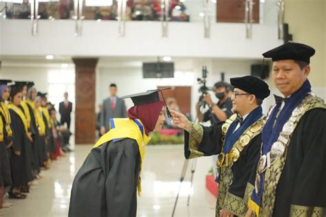 JUMLAH WISUDAWAN TERBANYAK, WISUDA UNTIDAR KE-65 DIGELAR 2 HARI - Universitas Tidar