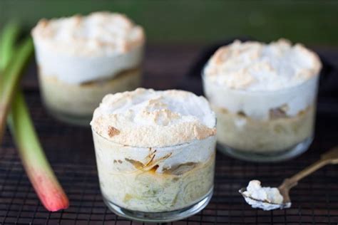 Meringue Dessert aus Baiser mit Buttercreme Nüssen und Schokolade