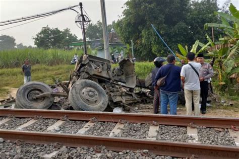 Truk Gandeng Muat Pakan Tertabrak KA Turangga Di Perlintasan Jombang