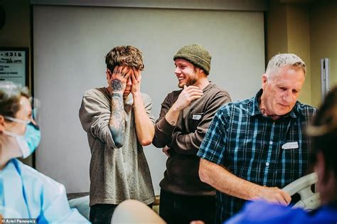 La madre 61enne presta l utero al figlio gay affinché abbia un figlio Gay it