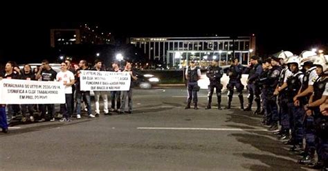 G1 Aprovados Em Concurso Do Metrô Fecham Via No Df Durante Protesto