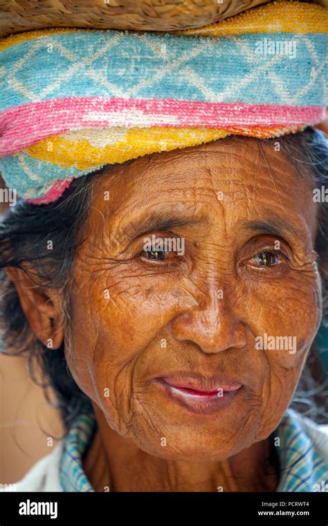 Balinese Old Woman Bali Hi Res Stock Photography And Images Alamy